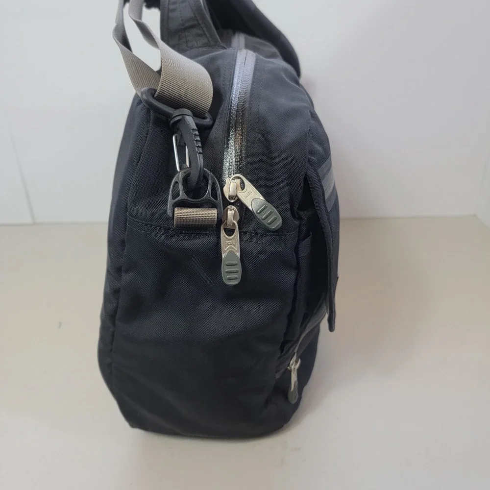 REI Travel Utility Messenger Bag Padded Black 16x14x5 Laptop Commuter School Bag